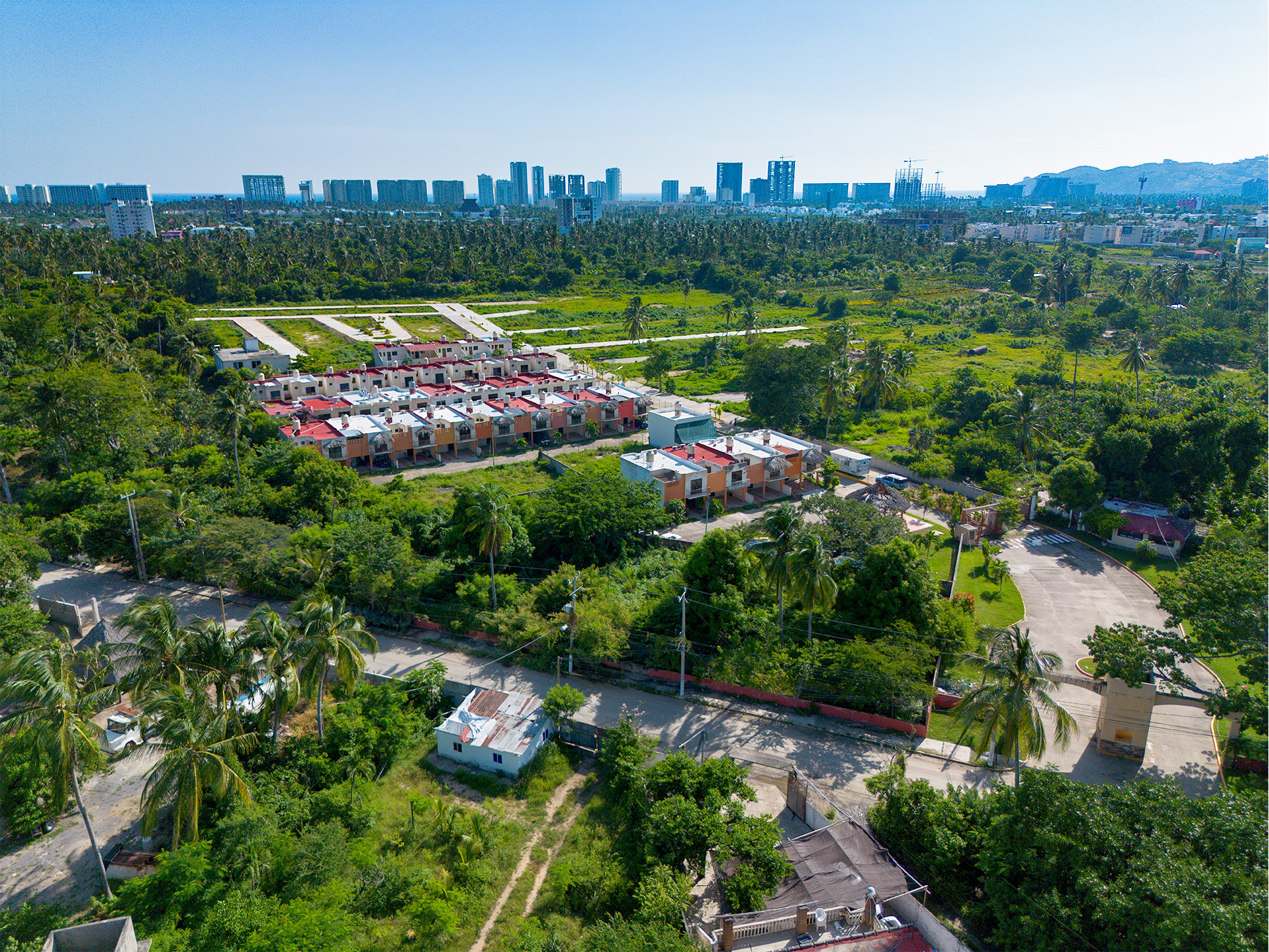 Vista del entorno y ciudad al fondo