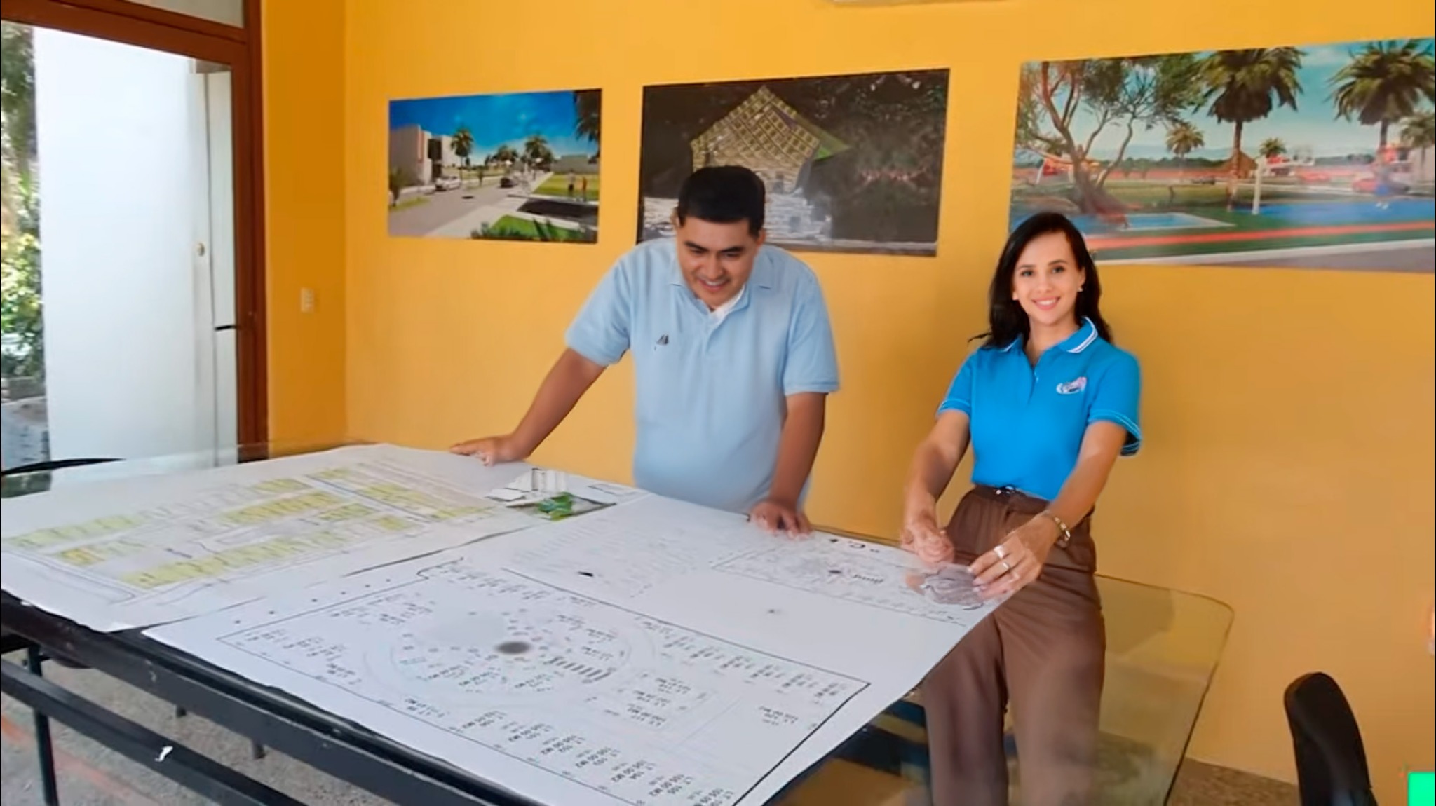 Equipo o residentes revisando planos